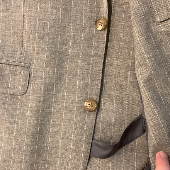 Brooks brother beige pinstripe wool suit, 40L blazer, 34” waist pant - Picture 3 of 11